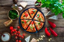 Pizza com queijo, tomate e manjericão — Fotografia de Stock
