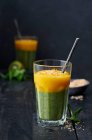 A layered, green-and-yellow smoothie with lamb's lettuce, kiwi and mango — Stock Photo