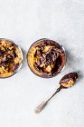Mousse de chocolate de abacate rápido com maracujá — Fotografia de Stock