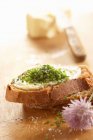 Pan de cebollino con mantequilla y cebollino fresco - foto de stock