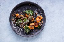 Kürbisgnocchi mit Spinat und Parmesan auf Teller serviert — Stockfoto