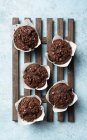 Schokoladenmuffins auf blauem Hintergrund von oben — Stockfoto
