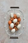 Nahaufnahme roher Eier in einem Korb — Stockfoto