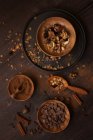 Ingredientes de granola en la toma incluyendo canela y chispas de chocolate - foto de stock