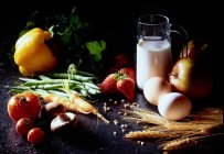 Натюрморт с молоком, яйцами, фруктами, овощами, грибами и колосьями кукурузы — стоковое фото