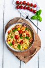 Spaghetti with tomatoes, shrimps and basil — Stock Photo