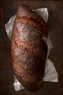 Primer plano de delicioso pan de centeno de pumpernickel oscuro pan - foto de stock