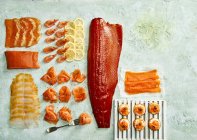 Сорт копченой рыбы - копченый лосось, креветки, пикша и блины — стоковое фото