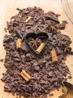 Cioccolato fondente tritato con cannella e anice stellato — Foto stock