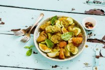Gebratener junger Kartoffelsalat mit Ei und Gurke — Stockfoto