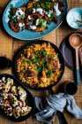 Eine Mahlzeit aus spanisch inspiriertem Huhn mit Reis, Blumenkohl und gerösteter Butternuss — Stockfoto