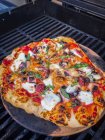 Крупный план вкусной пиццы из морепродуктов на гриле — стоковое фото