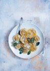 Nahaufnahme von köstlichen Ravioli mit Salbeibutter und Parmesan — Stockfoto