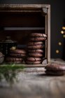 Тріснуті шоколадні макаруни в дерев'яній коробці — стокове фото