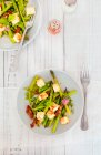 Салат зі спаржею горох плоска квасоля чебрець цибуля сонячно сушені помідори та паприка фета — стокове фото