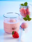 Smoothie aux fraises et noix de coco secouez avec une cuillère de crème glacée au yaourt aux fraises — Photo de stock