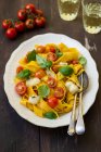 Тальятелле с помидорами черри, козьим сыром и базиликом — стоковое фото