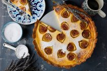 Freshly baked mascarpone fig tart — Stock Photo