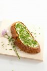 Pão de cebolinha com manteiga e cebolinha fresca — Fotografia de Stock