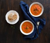 Sopa de tomate vegano con chile y perejil - foto de stock