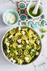 Nudelsalat Ruote mit Zucchini-Pesto und Mozzarella — Stockfoto