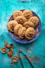 Primer plano de deliciosas galletas de nuez vegana - foto de stock