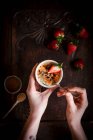 Dessert Creme Brulee con fragole e cucchiaio — Foto stock