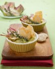 Mini artichoke and cheese bakes with cheese crisps — Stock Photo