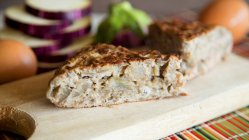 Pan casero con queso y verduras - foto de stock