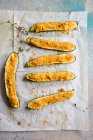 Zucchini gefüllt mit Käse und Kräutern — Stockfoto