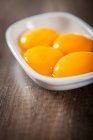 Huevos cocidos en un bol sobre un fondo de madera - foto de stock