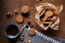 Ореховое печенье и расплавленный шоколад в миске — стоковое фото