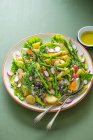 Salada de primavera com ovos, espargos, batatas novas, rabanete, microgreens e alface pequena — Fotografia de Stock