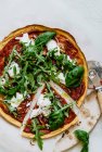 Socca-Pizza mit Rucola, Burrata und Chorizo — Stockfoto