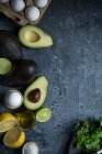 Ingredienti per una colazione a basso contenuto di carboidrati: uova, avocado ed erbe aromatiche — Foto stock