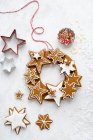 Пряничный венок из звездного печенья на Рождество — стоковое фото