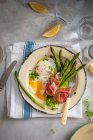 Green asparagus with poached egg and parma ham — Foto stock