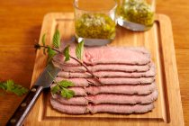 Cold sliced roast beef with salsa verde — Stock Photo
