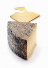 Close-up de delicioso queijo pecorino maduro — Fotografia de Stock