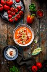 Sopa de pimiento y tomate con queso y arroz - foto de stock