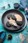 Веганское песочное печенье с темным шоколадом и голубой крошкой — стоковое фото