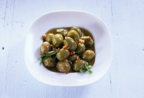 Olive verdi sottaceto con aglio ed erbe aromatiche — Foto stock