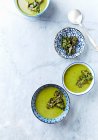 Crème de soupe de chou frisé-brocoli végétalien avec des copeaux de chou frisé. Vu d'en haut — Photo de stock
