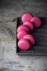 Saftige rosa Macarons auf rustikalem Blech — Stockfoto