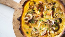 Quiche with cheese, mushrooms and leek — Stock Photo