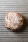 Хлеб с клюквой и тыквенными семечками на стойке — стоковое фото