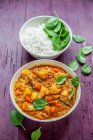 Blumenkohl-Linsen-Curry mit Tamarinde, Reis und Baby-Spinat — Stockfoto