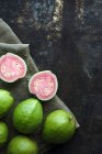 Nahaufnahme von köstlichen Guaven, ganz und halbiert — Stockfoto