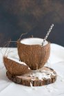 Noix de coco, ouverte, avec une paille — Photo de stock
