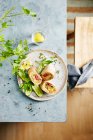 Blumenkohl-Couscous-Wraps auf Teller mit Gurkenscheiben — Stockfoto